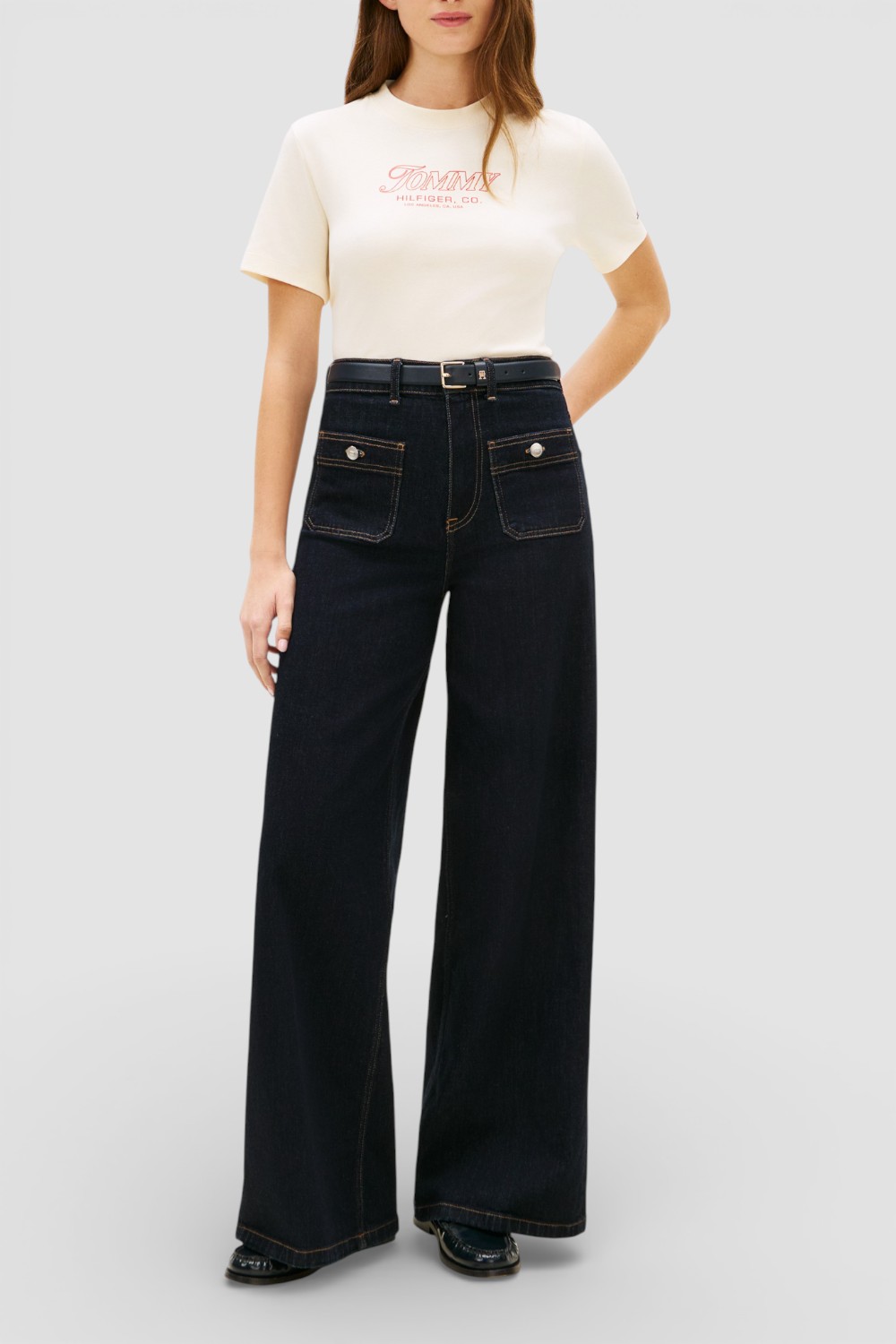 תמונת כל הלוק של חולצת טי